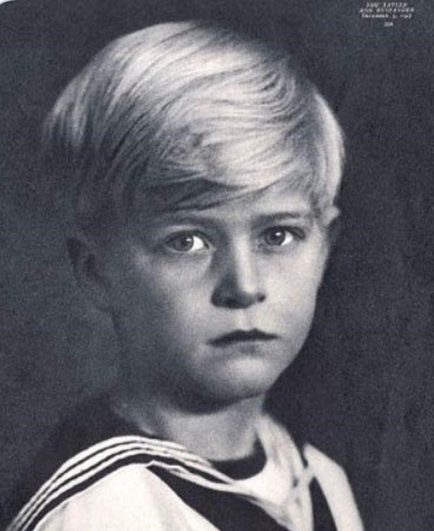 威廉|威廉凯特发布最新全家福！路易像菲利普，小夏像女王，乔治像妈