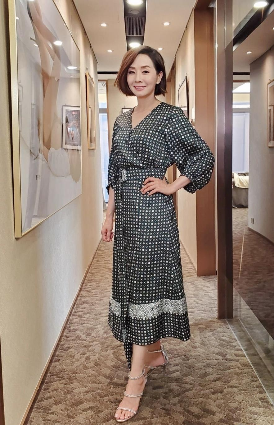 连衣裙|毛舜筠已经“奶奶”年纪，短发配一字肩连衣裙，61岁依然高贵优雅