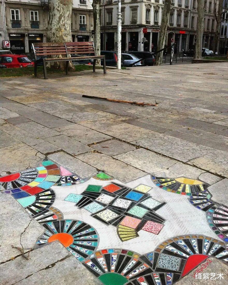 绛紫艺术 他用彩色马赛克,来修补坑洼和街道,独特的创意,让人心生敬佩
