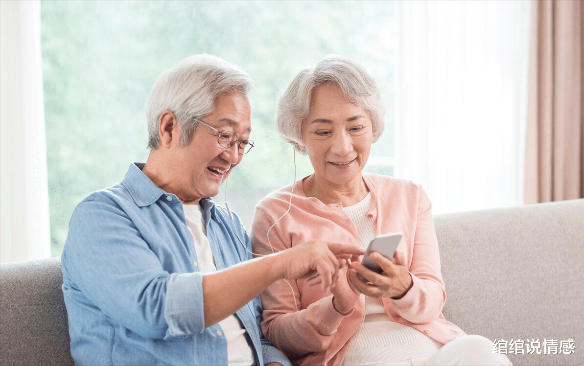 绾绾说情感|67岁大爷再婚1个月分手，54岁女人：他不要脸，大爷：她更不要脸