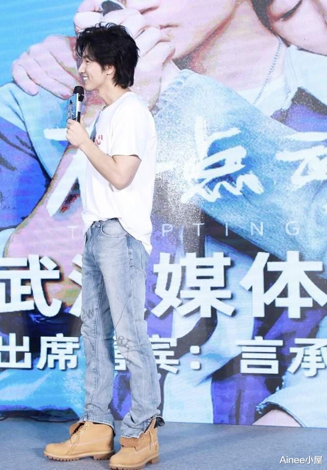 Ainee小屋|言承旭真是瘦高型身材，修身T恤配运动裤都宽松，但看着挺精神