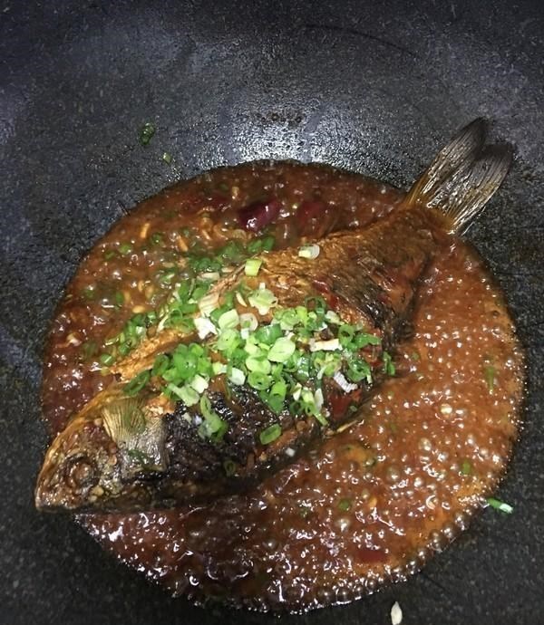 九烈or泥莉 河南钓友大河钓起罕见巨鲫，重1斤半，已到生长极限？