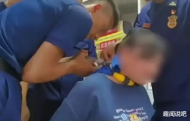 工地 女子的脖子上挂着锁去消防站求助 网友调侃：“这才是真正的锁喉”