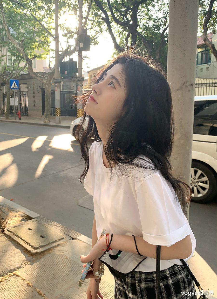 鞠婧祎|鞠婧祎穿短袖上街，将口罩挂在手臂上，没有“凡尔赛”就没有伤害