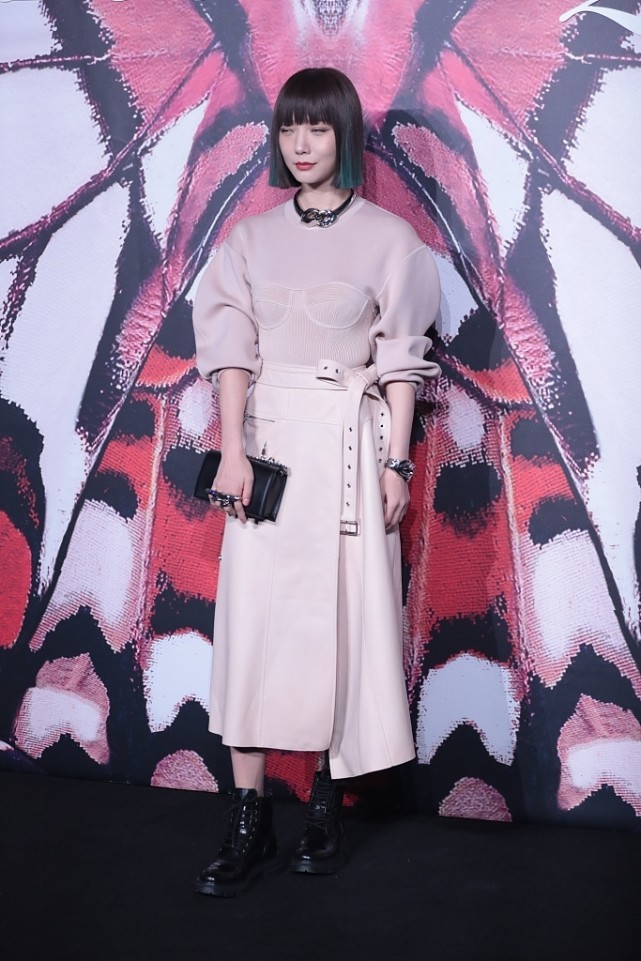 王珞丹|别看王珞丹穿得挺成熟的,但却留着齐刘海,看着还挺稚嫩的