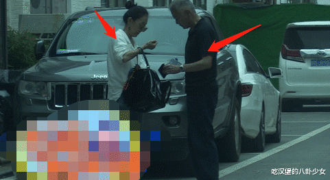 陈瑾|老戏骨巫刚和陈瑾现身街头被拍，女手拿房产证抢眼，深夜一起回家