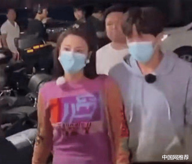 王菲|张雨绮和“小鲜肉”男友现身大排档，手牵手吃饭遭围观