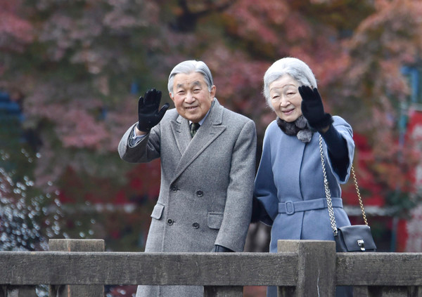 全球时尚风行 日本皇太后过87岁大寿!一身灰衣重现优雅,与丈夫漫步公园好浪漫