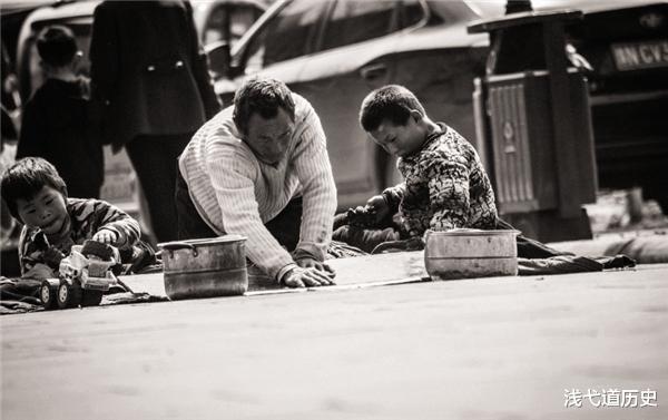 伍子胥|蹲在马路边：用粉笔写字“借钱”的女学生，她们是何人？