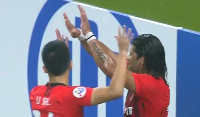 中超|转会费2576万！曝27岁中卫今日飞上海，前中超冠军或再签45球金靴