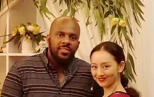 娱乐圈|她是很多人“童年女神”，美貌迷倒释小龙，嫁给黑人后变化很大