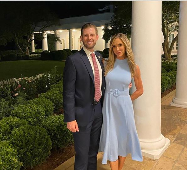 全球时尚风行|特朗普明星脸儿媳素颜显老！欧式眼皮深得像缝，巴掌大背心秀身材