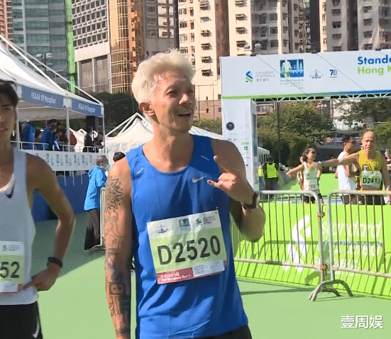 张继聪|41岁张继聪满头白发现身，显老又沧桑，网友：跟我爷爷一样！