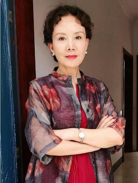 电影|80年代美女影星高英，从红极一时到回归平淡，她这样的选择对吗？