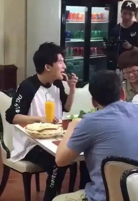 大张伟|他曾是“花儿乐队”小有名气队员，如今38岁的大张伟频上综艺