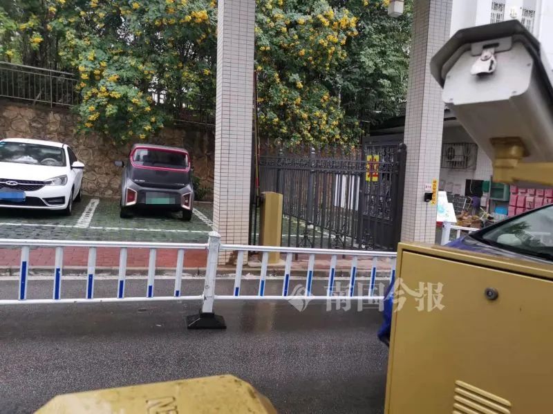 外卖骑手被小区起落杆砸倒,张嘴一看,坏了!谁该担责?