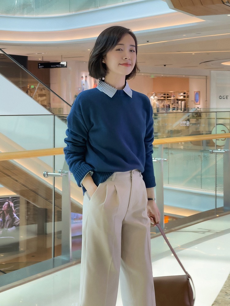 何有强 针织毛衣怎么选？简约红色圆领针织毛衣+修身牛仔裤，显白又耐看