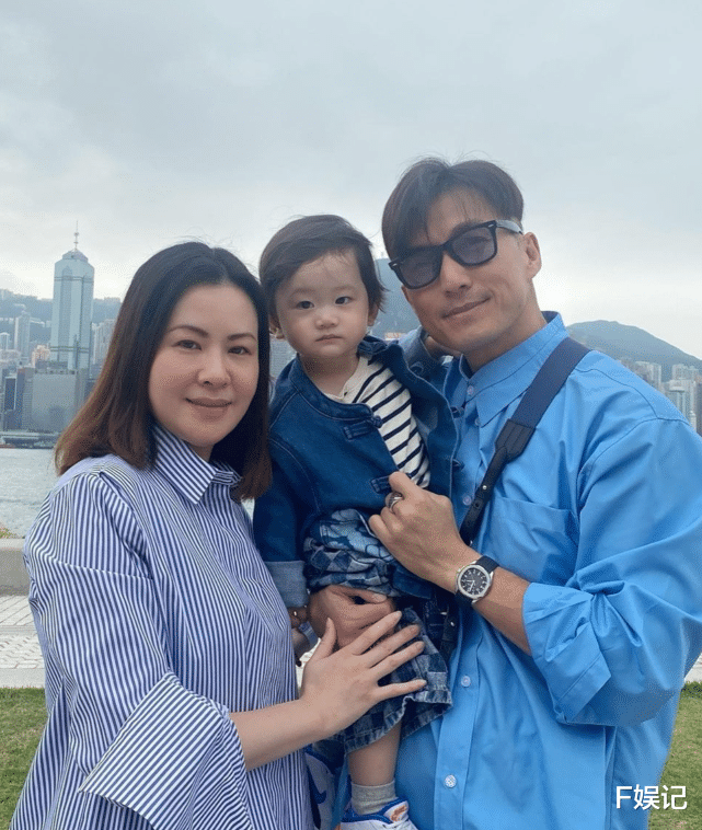 申世景|TVB小生陈山聪放假陪妻儿游玩享受家庭乐 1岁儿子学走路的模样可爱