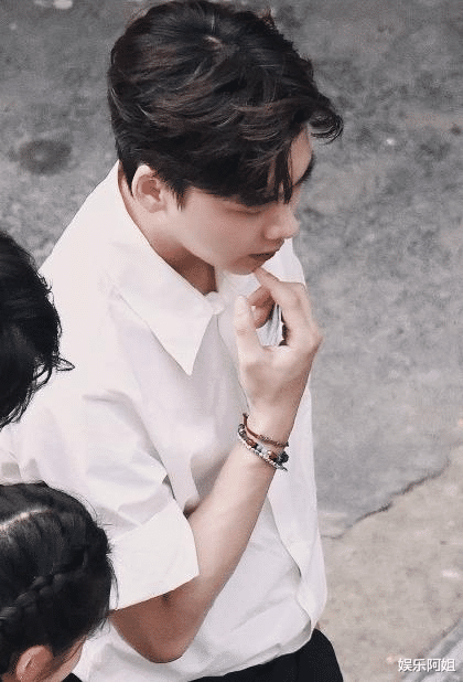 李易峰|李易峰、张哲瀚白衬衫路透来袭！霸气总裁or奶酷学长，你pick谁？