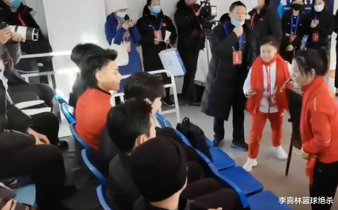 管晨辰|梦幻联动！杨倩王一博互相鞠躬，大合影烈焰红唇，管晨辰当摄影师