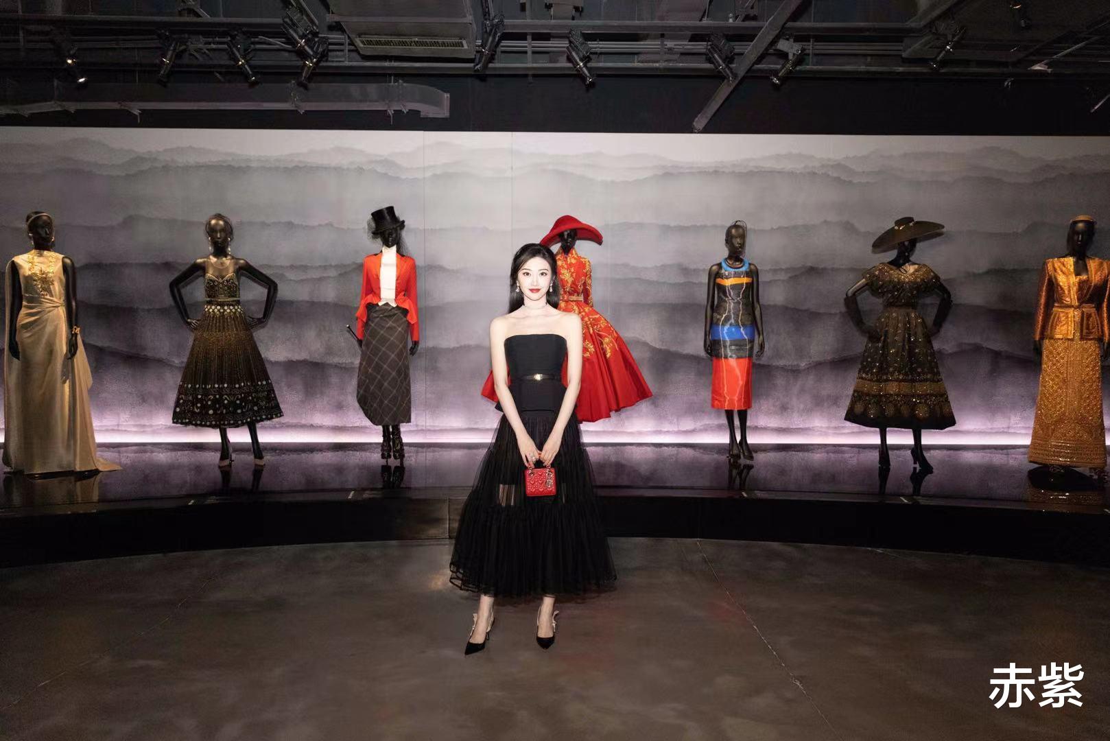 赤紫|景甜出席活动穿黑色连衣裙搭配红色小包，白到发光很甜美
