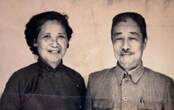 鲁迅兄弟为何反目成仇，因为他偷看了弟媳洗澡吗？看看邻居怎么说