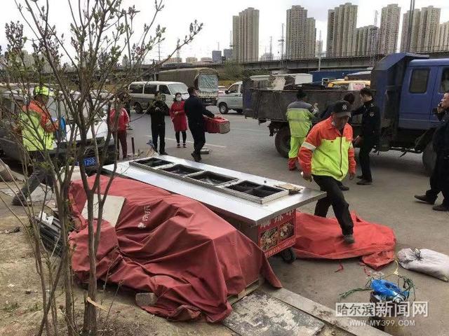 哈尔滨新闻网 城管在身边 结果反馈   永兴路大排档占道物品全部没收