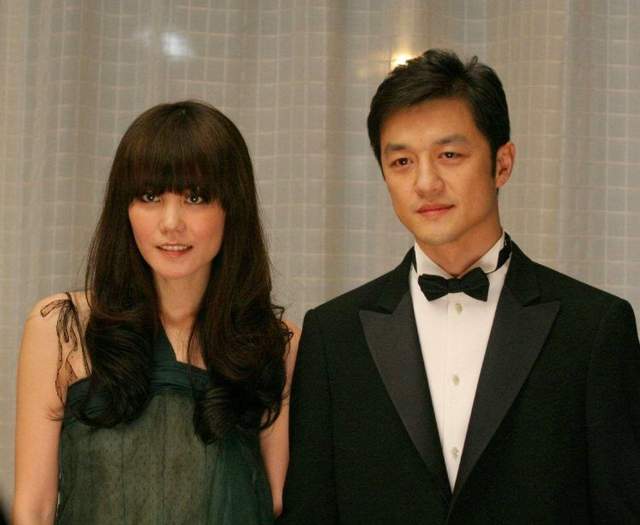 李亚鹏|李亚鹏与小19岁女友同框，挽手逛街显甜蜜，女方驼背模特气质全无