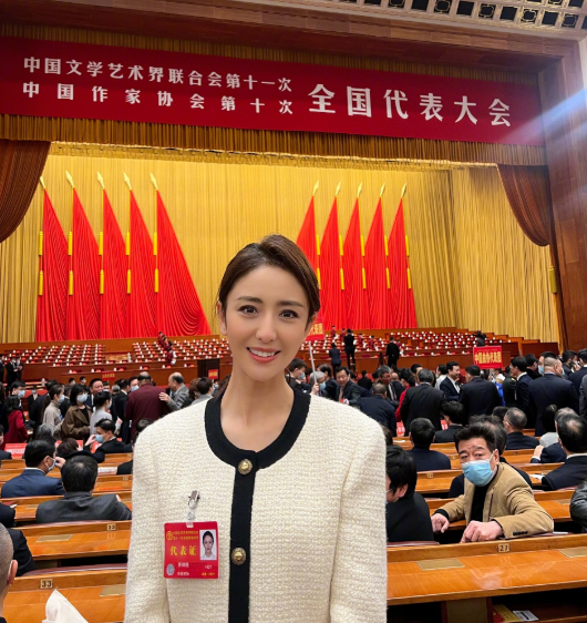 刘昊然|38岁丫丫24岁昊然，合照又美又帅，网友：昊然果判给了丫丫