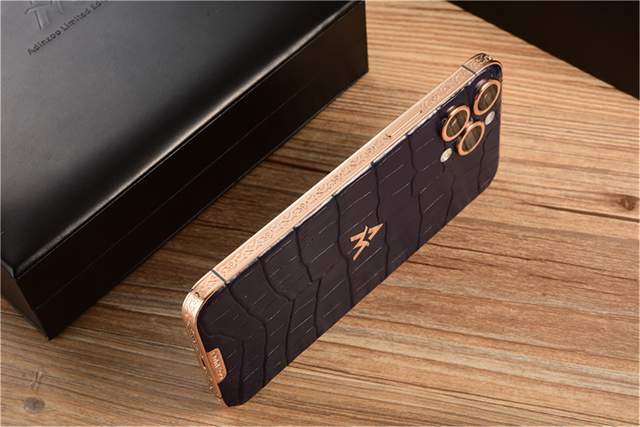 酷睿处理器|爱马仕同款，皮革中的黄金：蓝色鳄鱼皮定制款iPhone 13 Pro