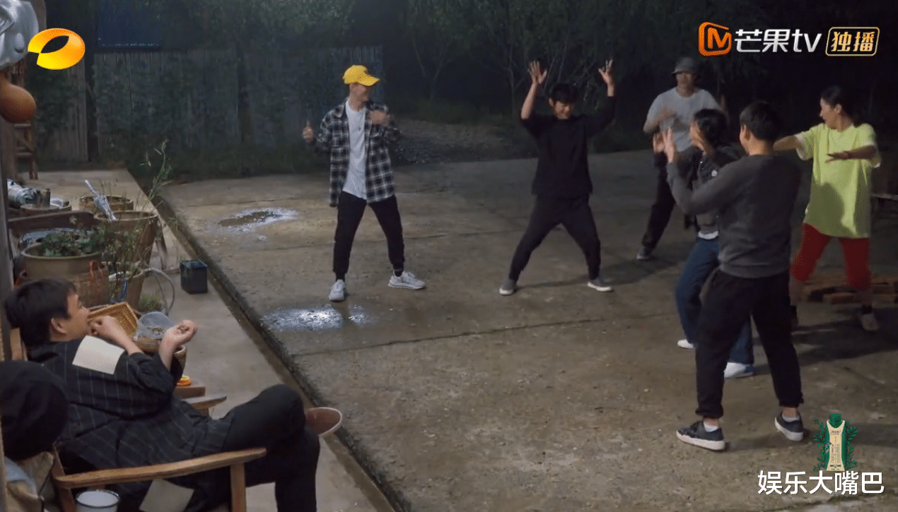 张艺兴|《向往5》迎来最“沉默”嘉宾，要不是艺兴特别照顾没人关注到他