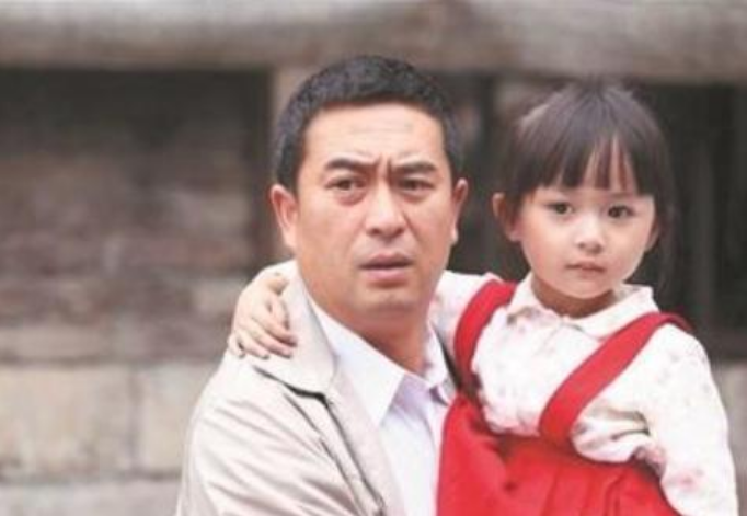 整容|她2岁出道年入百万，因颜值太高“被禁止整容”，如今11岁变这样