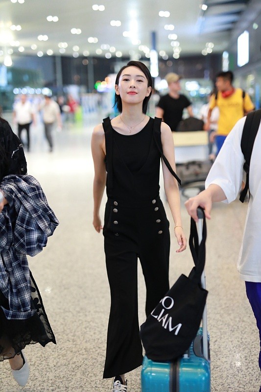 小白爱美搭 童瑶尺度放开了,穿“未来风”长裙气场真足,配上美艳妆容超美