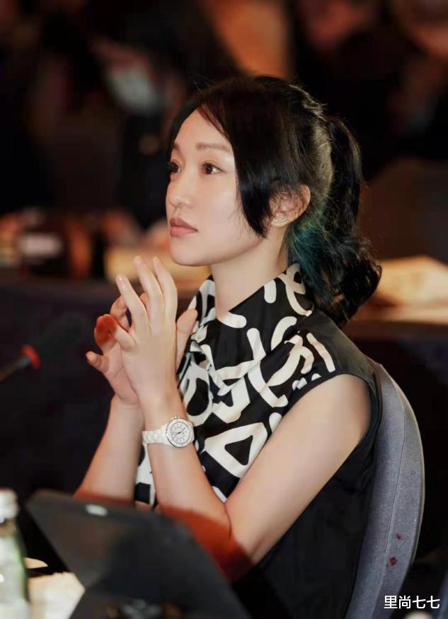 Maggie Q|周迅状态回来了，罕见高马尾造型意外甜美，双手托腮看影展太娇俏