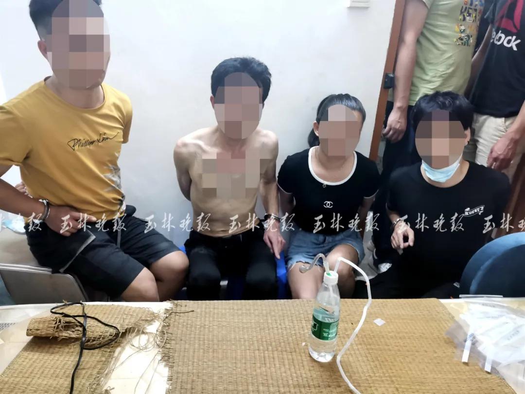 南方前线 民警进门后发现3男1女正在床上…