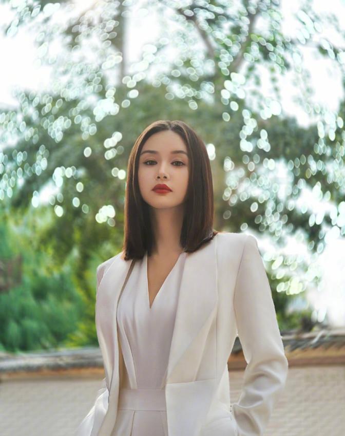 方脸妹说时尚|王子文美食打卡!罕见留偏分长发穿白色西装,恋爱后美得焕然一新