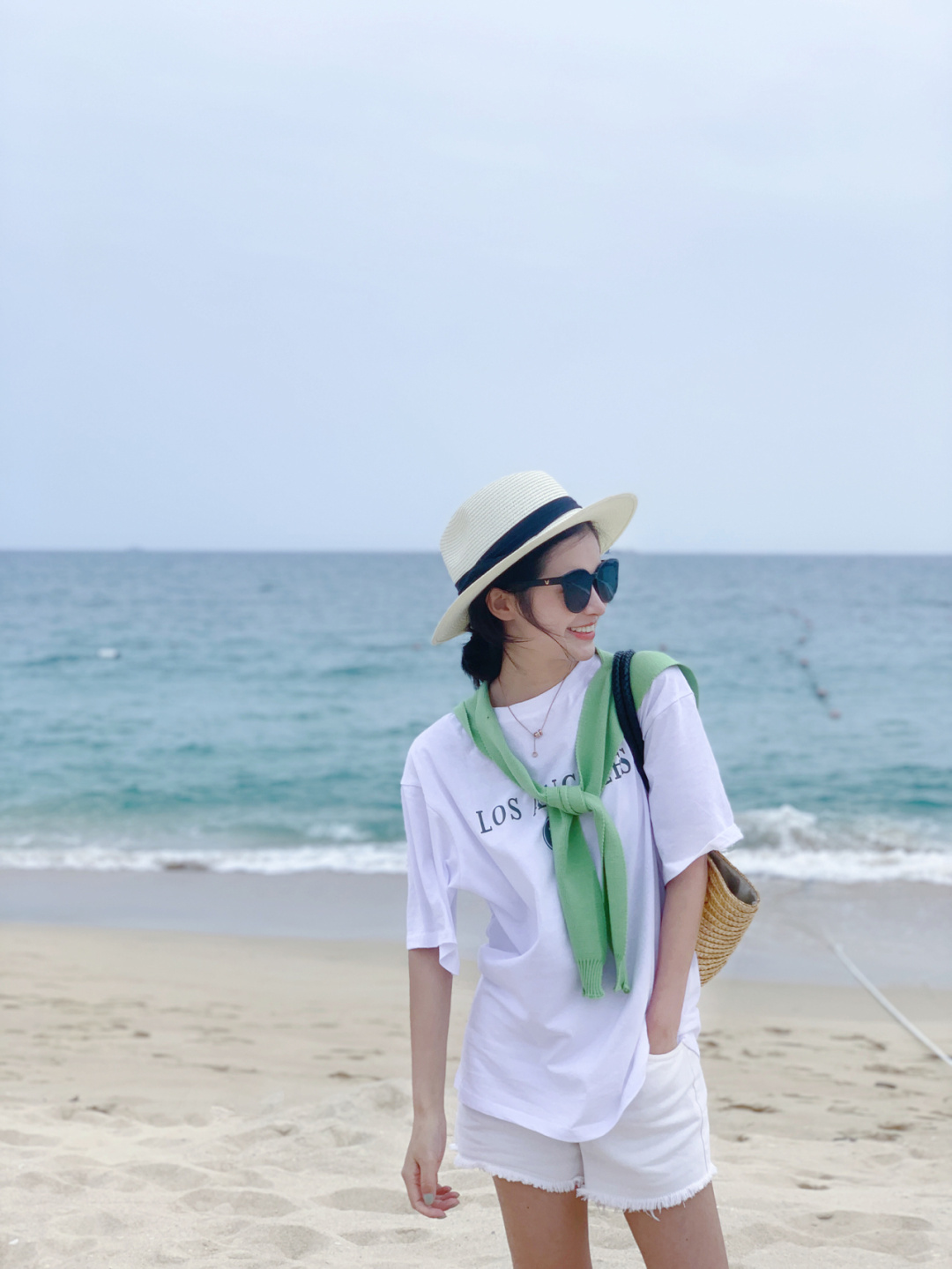 何有强|夏天穿T恤别只会配短裙，试试这些穿搭方式，休闲随性又显气质