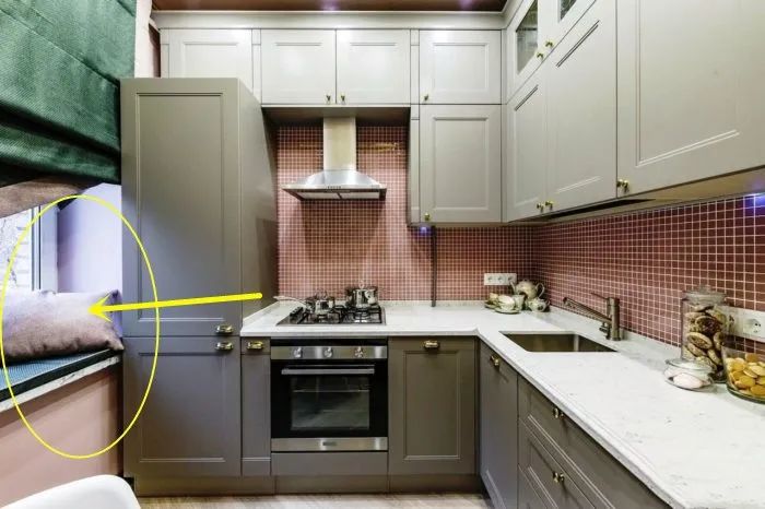 窗台边空着别浪费，延伸10cm宽做窗台桌，这些设计白白多个吧台区