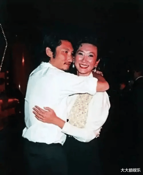 施南生 施南生：花35年捧红丈夫，却不生孩子，62岁丈夫牵手小30岁女助理