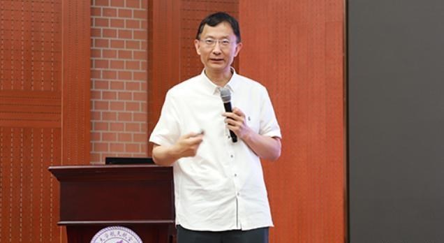 素手挽清说 “神童”加入外国籍后，曾被国人误会，如今却带回20位顶级博士