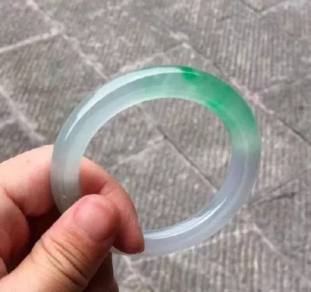玛瑙|满是裂纹的翡翠原石，居然切出了5只高冰飘花手镯！价值过百万！