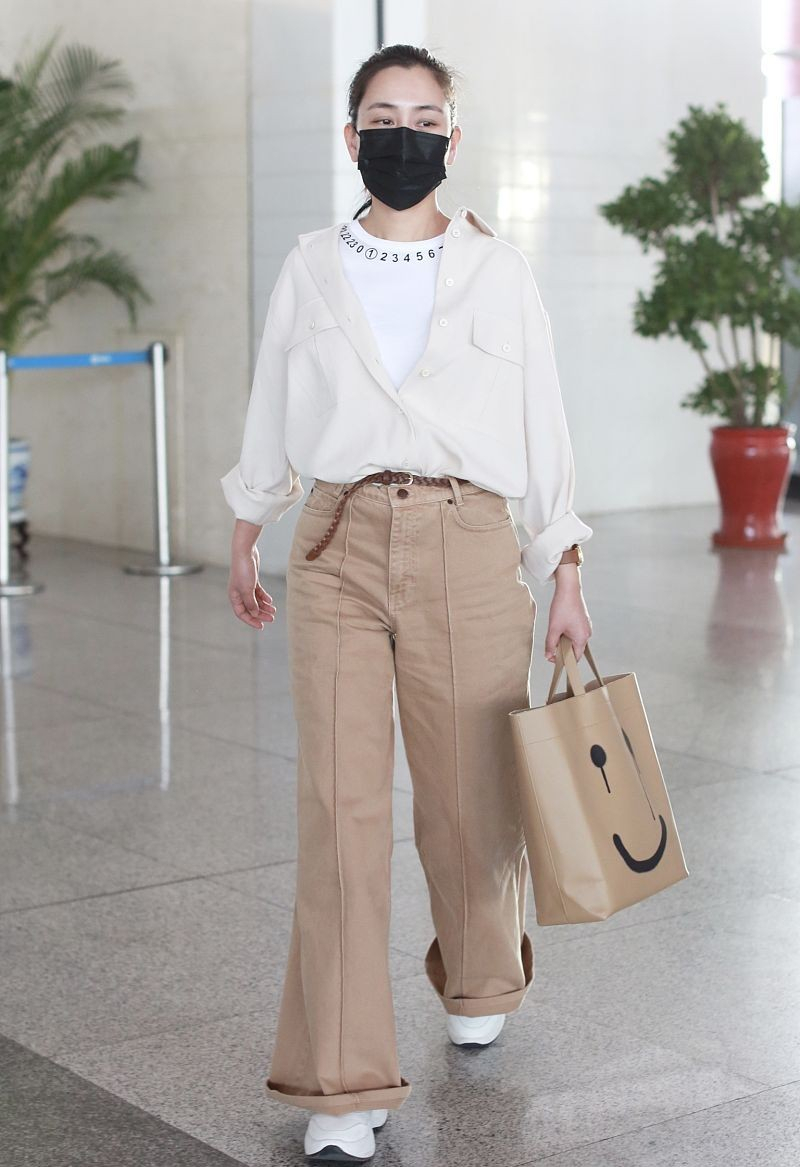 何有强 马苏终于不再高调，穿着一身“工装风”走机场，素颜还挺耐看的