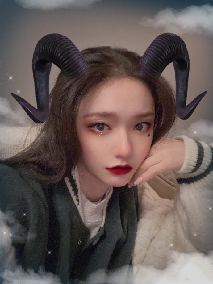 万圣节|女星过万圣节：林允扮红唇恶魔，欧阳娜娜又奶又酷，何超莲陪侄女