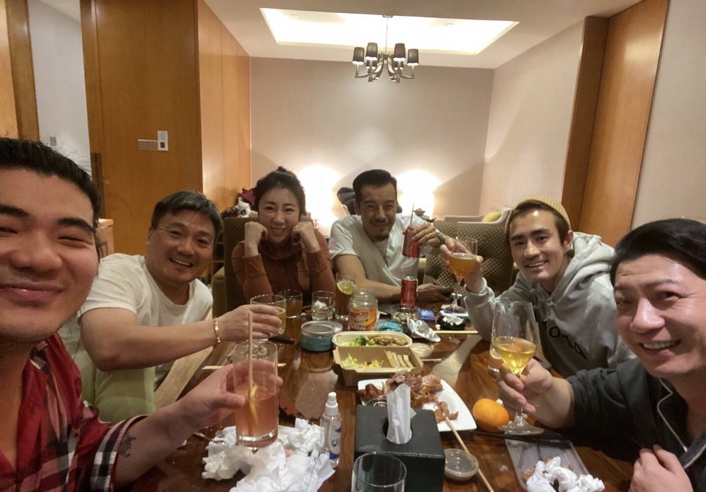 海一天|“许大茂”娶小12岁富婆，罕见秀恩爱，不介意其疑似二婚带俩娃