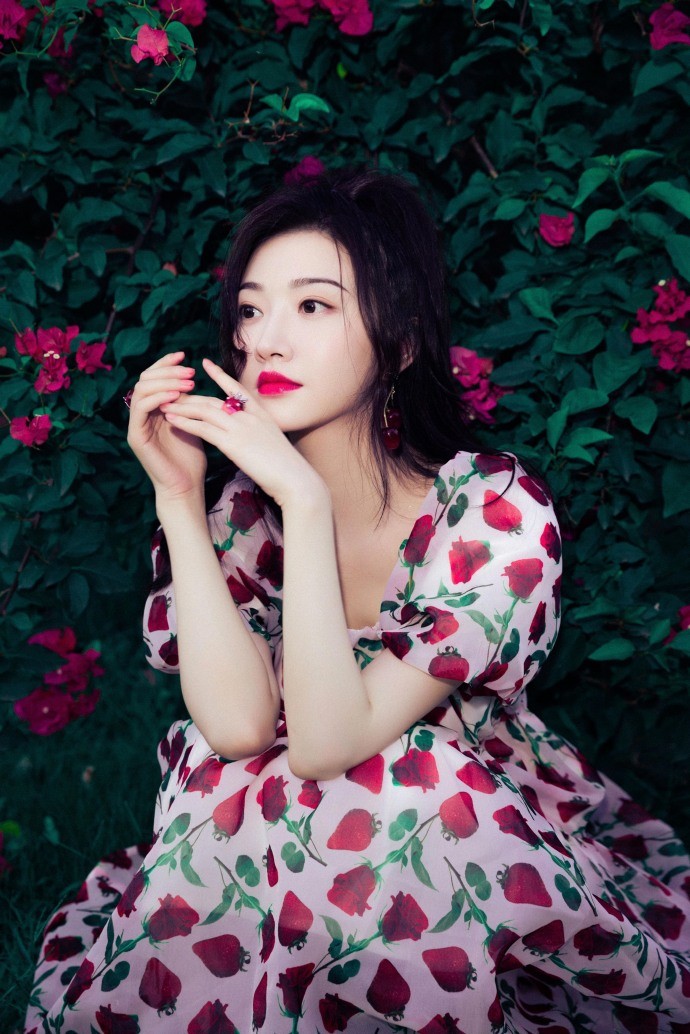 八只爪的猫|“张继科前女友”景甜，穿碎花裙甜美靓丽，站花丛中比花还要迷人