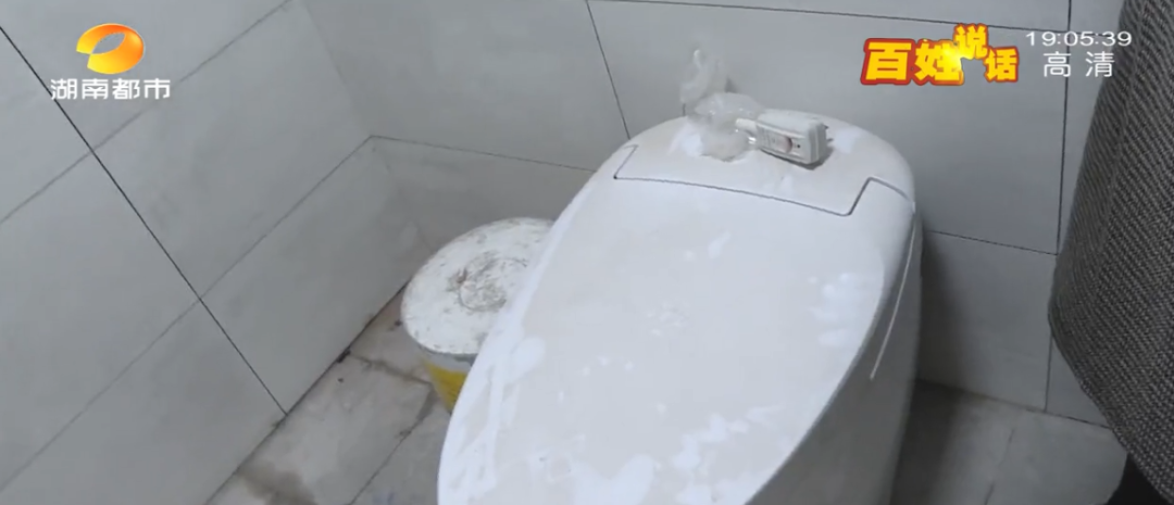 墙砖一碰就掉,衣柜开裂…元旦结婚,婚房还没装修好!小两口急坏