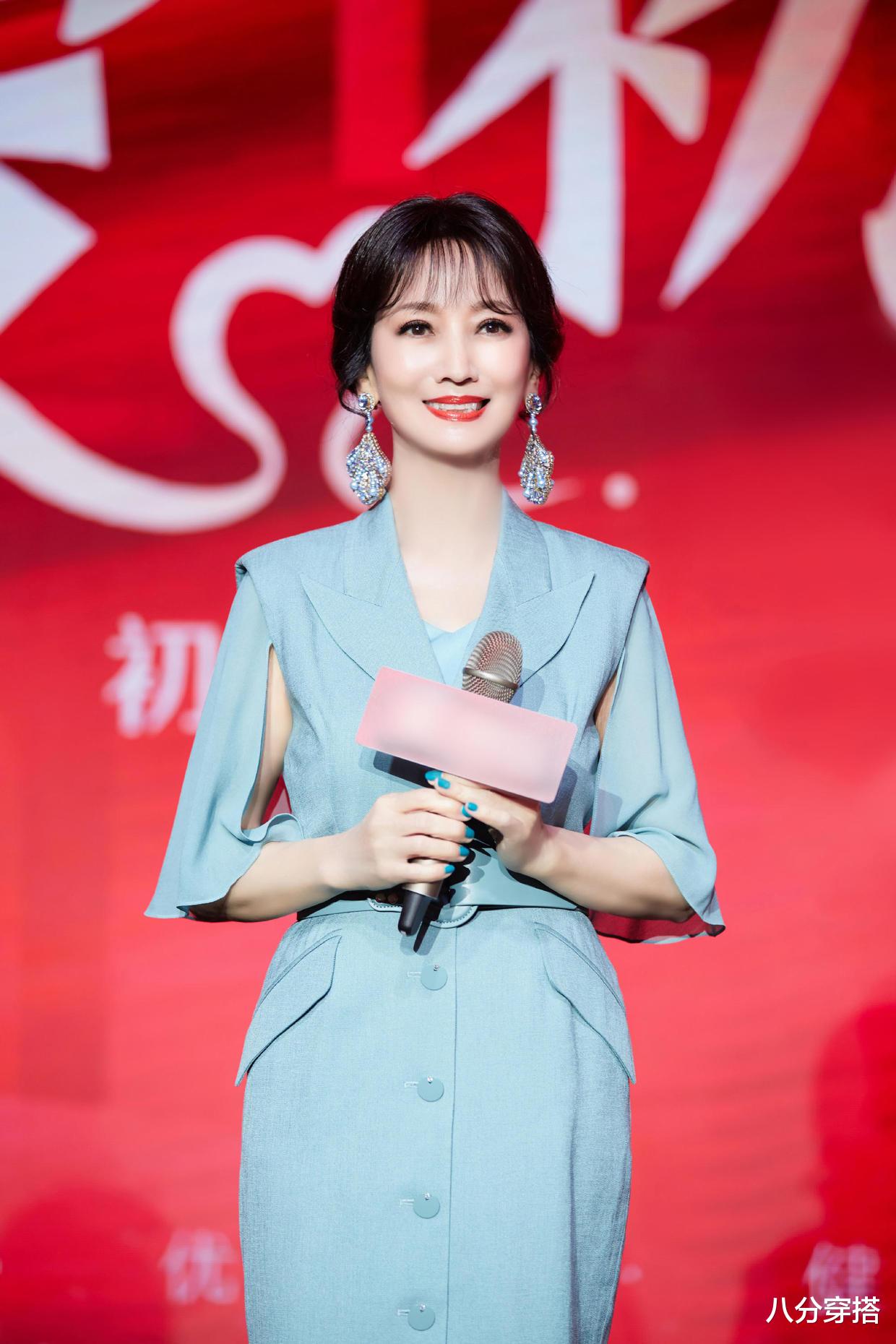 八分穿搭|赵雅芝才是“奶奶圈顶流”,穿白色连衣裙成熟优雅,身段不输少女