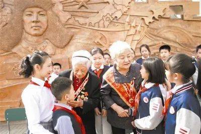 中国善网王刚 天津有位全国劳模叫张士珍 来听她的公益故事