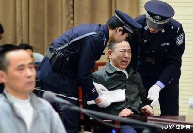 他坐拥四百亿,汶川地震捐了5000万,被捕时搜出一个排的武器