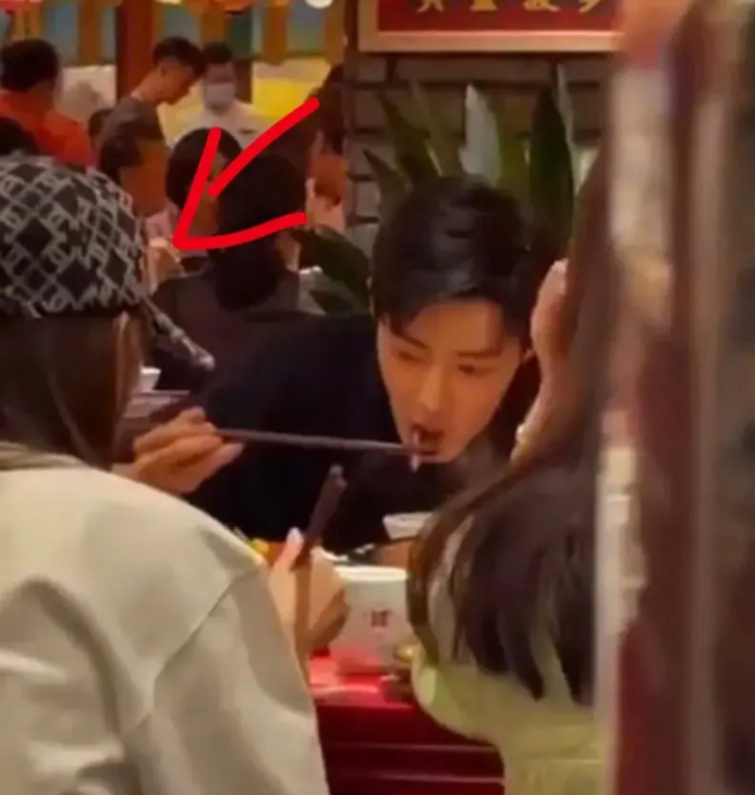 肖战|吃一顿饭连上6个热搜，这才是顶流该有的样子！